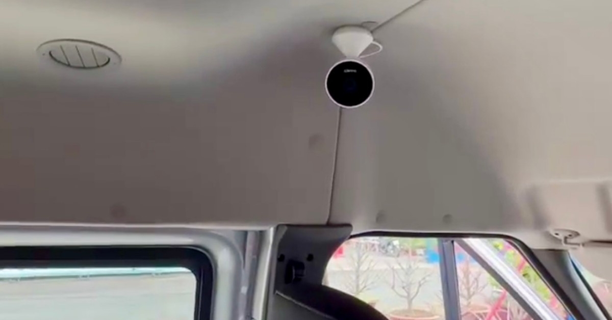 Xe đưa đón trẻ và học sinh đến trường cần được gắn camera AI