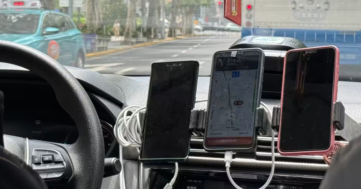 Cạnh tranh khốc liệt, tài xế taxi Trung Quốc "thủ" sẵn 3, 4 smartphone bên mình